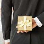 les cadeaux CSE et comité d'entreprise dans le dos d'un patron prêt à l'offrir à ses collaborateurs
