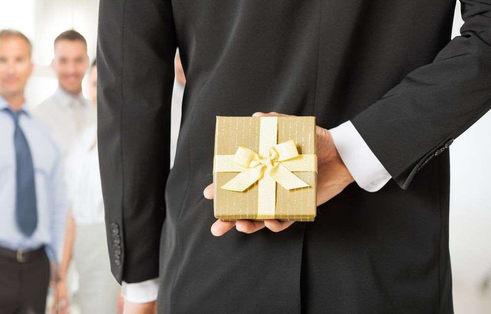 les cadeaux CSE et comité d'entreprise dans le dos d'un patron prêt à l'offrir à ses collaborateurs